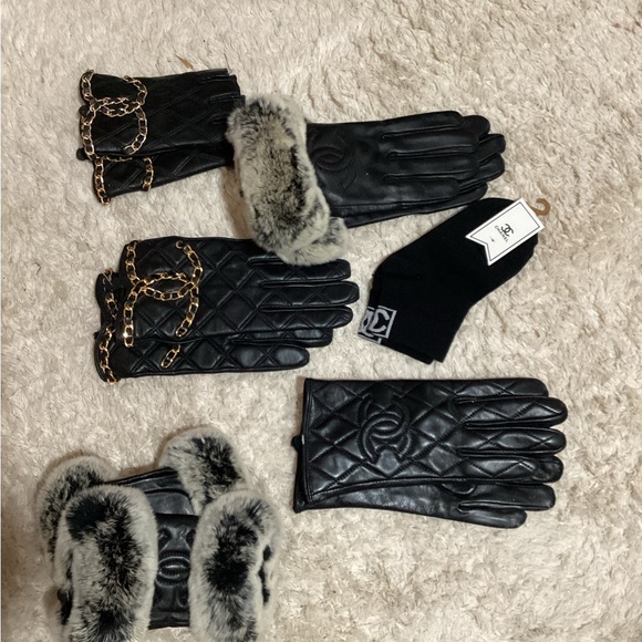 Elegant Black Leather Gloves with Fur Trim - Picture 1 of 1